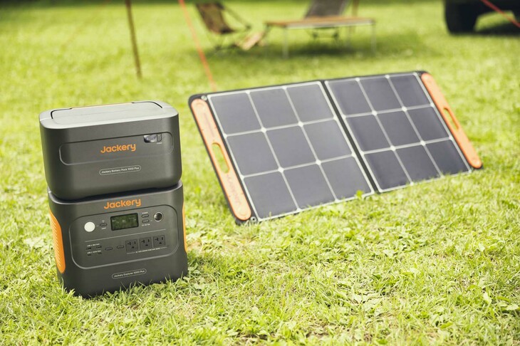 拡張バッテリーは「ポータブル電源の上に載せる」でぴったり安定。「Jackery ポータブル電源 1000 Plus」の場合は3基まで拡張可能で、5000Wh以上の総容量を実現する。
