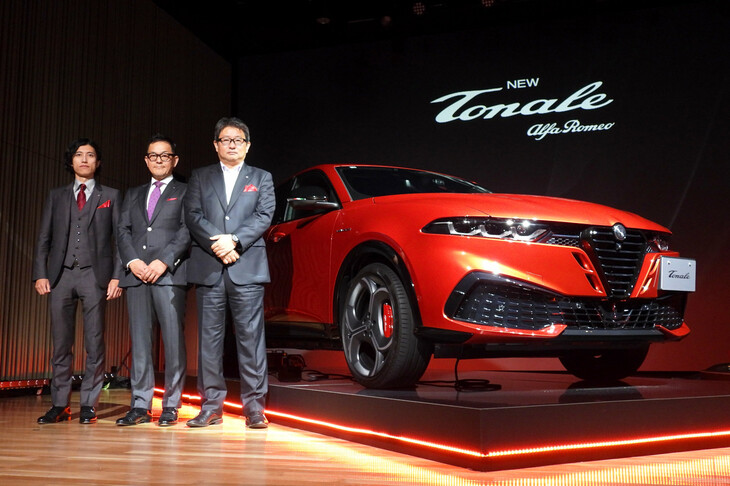 写真向かって右から、ステランティス ジャパンの成田 仁社長、アルファ・ロメオ事業部の黒川進一事業部長、プロダクトマネージャーの児玉英之氏。