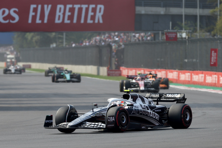 アルファタウリの角田（写真前）にとっては残念なレースとなってしまった。予選Q2ではトラフィックにつかまり満足な走りができず13位。それでもチームメイトのピエール・ガスリーを14位に従えてのグリッドポジションとなった。2戦連続の得点を目指したレースでは、スタートで2つポジションを上げるも、11位を走っていた51周目、後ろから追い上げてきていたリカルドのマクラーレンと接触、コース外にはじき出され、手負いのマシンでピットに戻るもそこでリタイア。その後リカルドには10秒のペナルティーが科されたが、好調な走りを見せていただけに悔しさが残った。僚友ガスリーは11位完走で得点ならず。（Photo=Getty Images / Red Bull Content Pool）