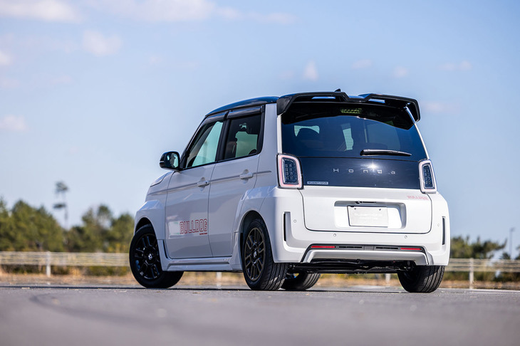 前後のエンブレムがすべてブラッククローム仕上げとされ、グロスブラックのホイールが組み合わされた「REIWA BULLDOG」と呼ばれる「スーパーONE プロトタイプ」の純正アクセサリー装着車コンセプト。