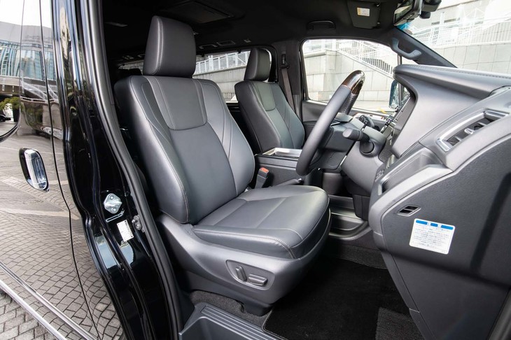 運転席と助手席は電動調節機構付き。ともに「快適温熱シート」が標準で備わる。