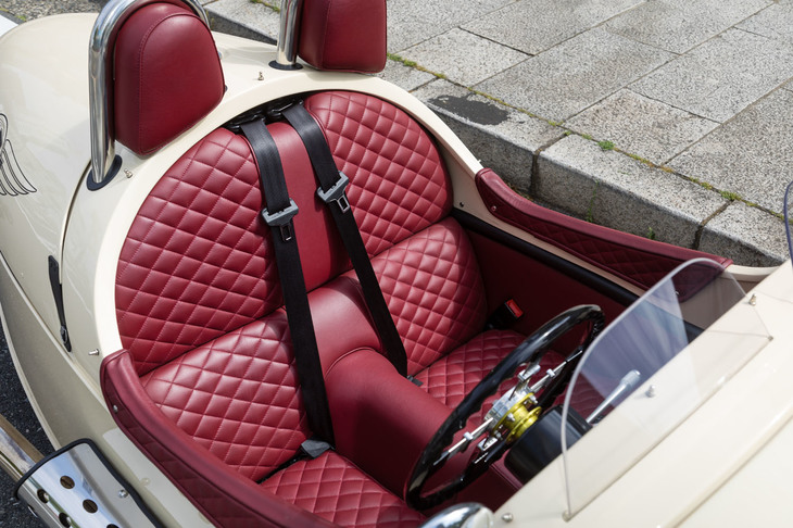 シートベルトは一般的な乗用車とは逆に車体中央側にアンカーを配置。キャビンにドアはなく、乗員はマフラーを避けつつ、ボディーをまたいで乗り込む。