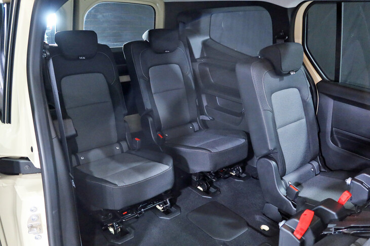 気になった点も挙げておくと、2・3列目シートの背もたれは25°の固定式で、リクライニング機構は非設定。快適装備も、国産ミニバンに対しては一歩譲る印象で、シートヒーターや後席用エアコンの類いはなく、また3列目シートにはUSBポートも用意されていない。幸い2・3列目ともにシガーソケットがあるので、空調の利き具合などが気になる人は、カー用品店のグッズを活用しよう。