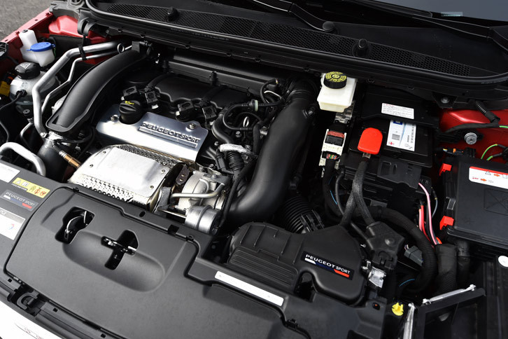 専用のチューニングが施された1.6リッター直4直噴ターボエンジン。最高出力270ps/6000rpm、最大トルク33.7kgm/1900rpmを発生する。