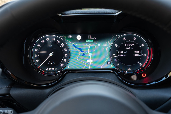 全車に標準装備される12.3インチのデジタルメータークラスター。車速や燃費といった走行情報や、パワートレインの作動状態などに加え、ナビゲーションシステムの地図画面なども表示できる。