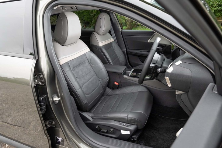 ベース部分には高密度のウレタンを、表層部には柔らかなスポンジを使った「アドバンストコンフォートシート」。フラッグシップゆえにベンチレーション機能も完備。