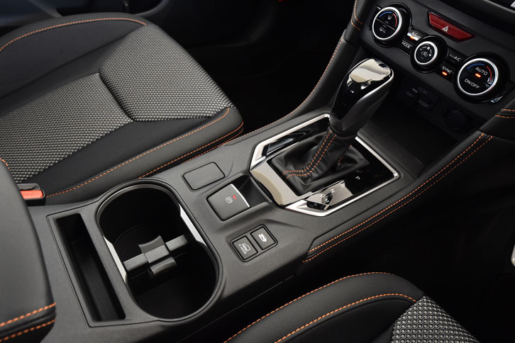 2リッター、1.6リッターとも、トランスミッションはリニアトロニックCVTとなる。