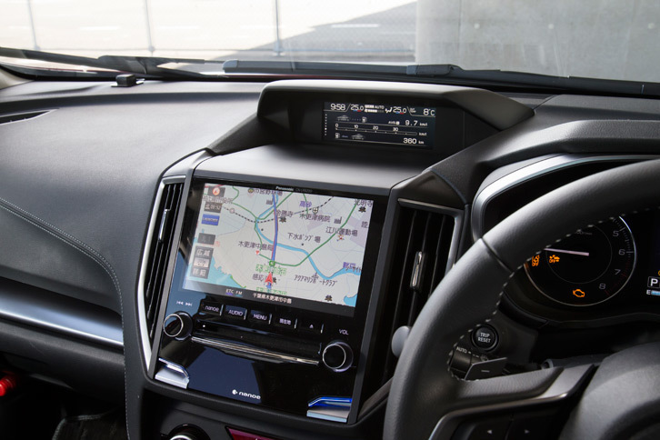 従来モデルからは操作インターフェイスも大幅に変更され、オーディオなどの操作はタッチパネル式となった。