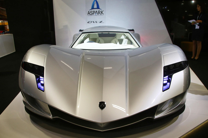 ガルウイングドアを採用する「アウル」のボディーサイズは、全長×全幅×全高＝4830×1935×990mm。「GT40」と呼ばれる理由となった、「フォードGT」の40インチ（1016mm）の車高よりも低い設定だ。