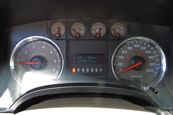 メーターまわりも基本的にベース車のままである。個人的に気になったのが燃料計。試乗時には針が残り4分の3あたりを示していたが、このクルマからは燃料タンクは撤去されていたはずでは……。