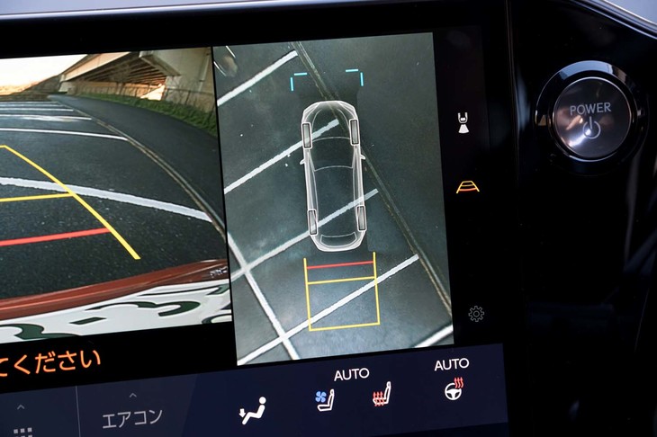 パノラミックビューモニターは床下透過表示機能付き。写真の上方からの表示だけでなく側方や後方からの視点にも変えられる。