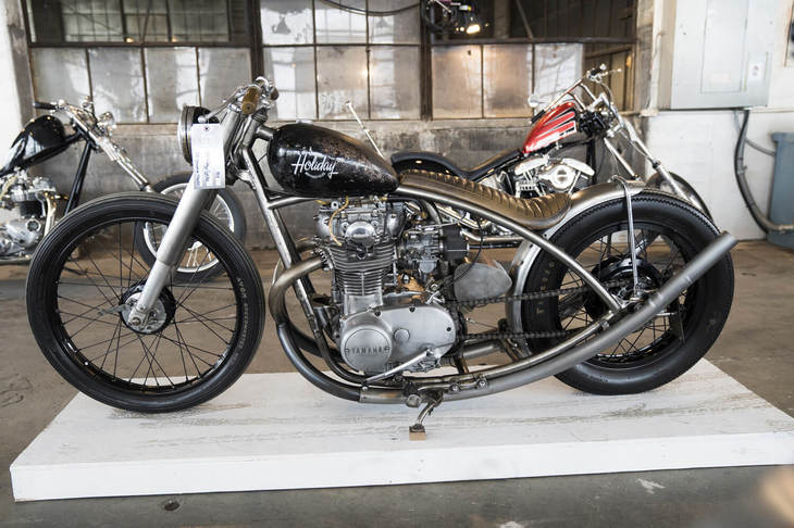 1960年代に発売された、空冷並列2気筒エンジンを積む「ヤマハXS650」をベースにしたマシン。滑らかなフレームラインに沿うようにエキゾーストパイプもデザインされている。