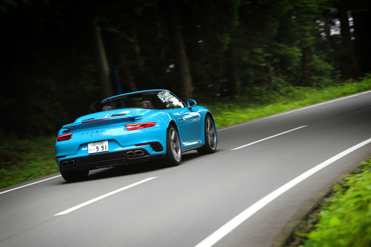 最新の「ポルシェ911ターボ」シリーズには、アクセルペダルを戻した際にもターボの過給圧を維持する「ダイナミックブースト」機能が備わる。これにより、再加速時に鋭いエンジンレスポンスが得られる。