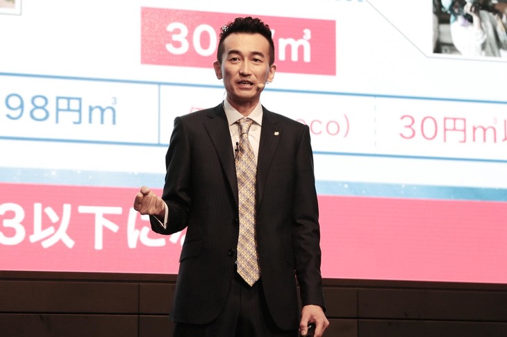 山本泰弘代表取締役社長は、「Eneco PLASMA R Hydrogen GAS」装置の働きにより、国内の水素燃料の価格は現在の3分の1以下に下げられると主張する。