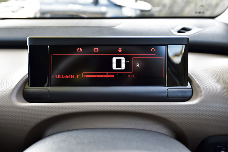 速度表示のみのデジタルメーター。どこかフューチャーレトロな味わいが漂う。