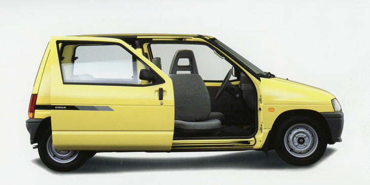 1988年に登場した3代目「アルト」に加えられた「スライドスリムIb」。左右にスライドドア、運転席には2代目アルトから導入されていた回転ドライバーズシートを備えて乗降性を高めていた。手動ドアのため傾斜地での開閉は女性には負担となることもあったが、スズキはこうしたユーザーフレンドリーと思われるアイデアを積極的に採用した。