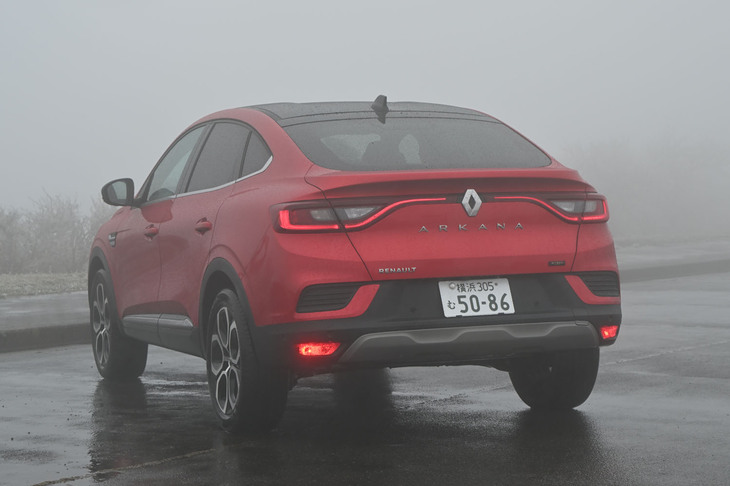 クーペタイプのSUVボディーはなかなかカッコいい。荷室には大人2人が1泊するだけの荷物が楽に積み込めた。