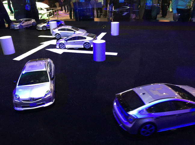 ラスベガスのエレクトロニクス見本市「CES2016」で。トヨタやNTTなどの共同研究による「時間が経過するとともに学習するクルマ」のデモには、3代目「プリウス」のミニチュアが使われた。