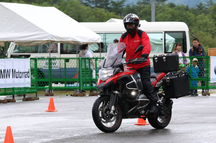 コースを設定時間通りに走ることを競うタイムトライアル。時計は使わず、時間は自身の感覚だけが頼りだ。もちろん、ジャストタイムを目指すには丁寧なライディングが要求される。果敢にも大型のオフロードモデル「R1200GSアドベンチャー」で挑んだ参加者は、見事なバイクさばきを見せてくれた。
