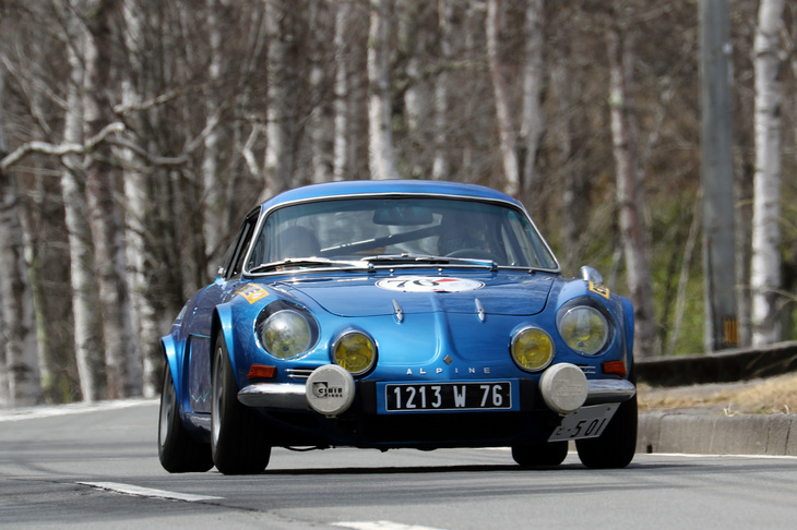 小海リエックスの敷地を出て、シラカバ林の中を行く1974年「アルピーヌA110」。