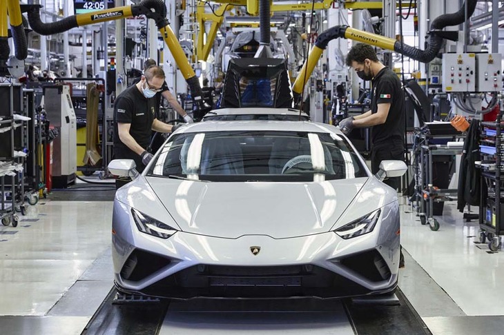 生産ライン上の「ランボルギーニ・ウラカン」。工場の稼働率は、2020年6月から100％へと回復する。
