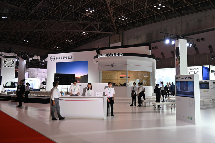 2023年のジャパンモビリティショーより、日野自動車の展示ブースの様子。
