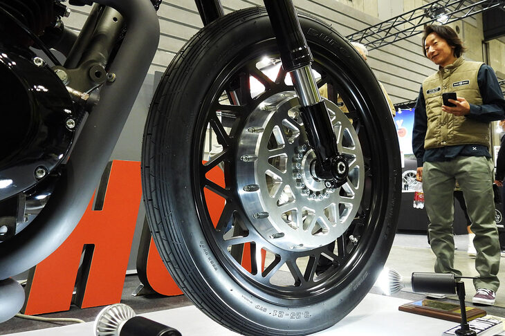 前：21インチ、後ろ：16インチのホイールはアルミ削り出しのオリジナル。