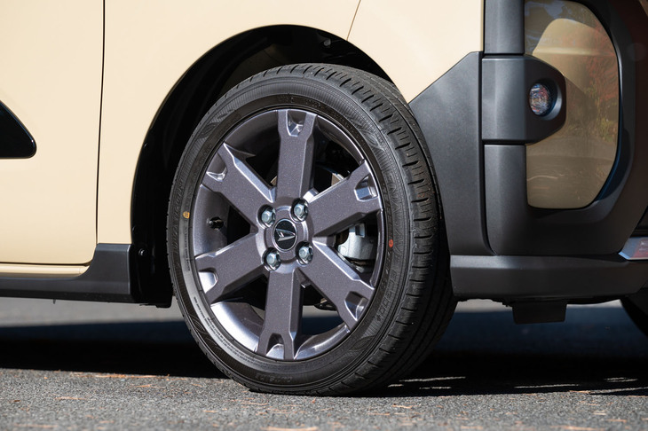 ホイールの意匠を除くと、足もとの仕様に他のモデルとのちがいはない。タイヤサイズはNA車が155/65R14、ターボ車が165/55R15だ。