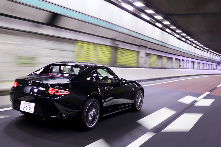 動力性能の向上に加え、環境性能の改善も図られたという「ロードスターRF」。燃費については、WLTCモードでMT仕様が15.8km/リッター、AT仕様が15.2/kmリッターと発表されている。