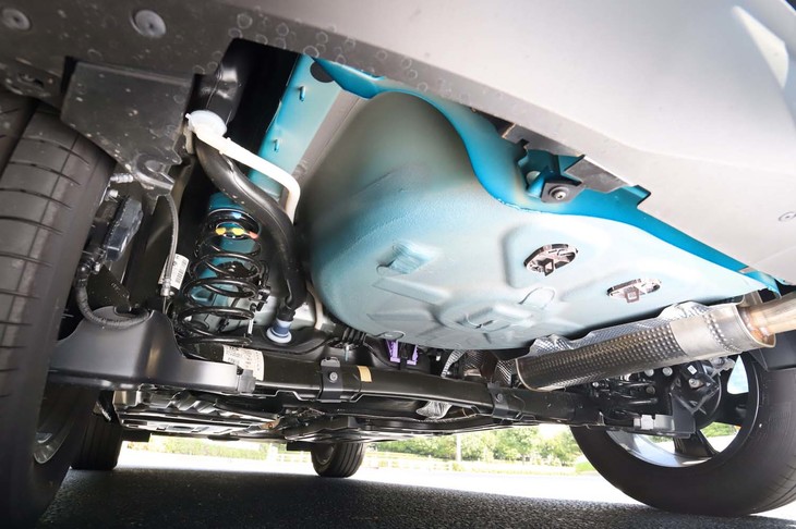 サスペンションはフロントがマクファーソンストラット式で、リアがトーションビーム式。