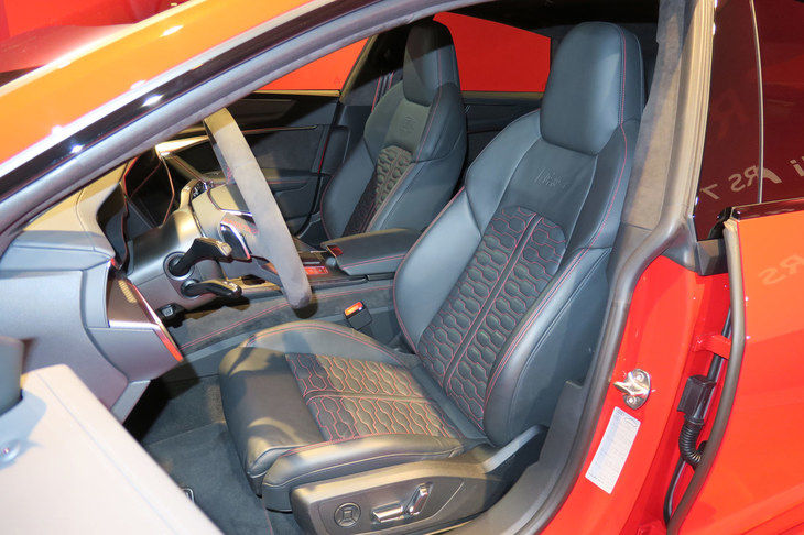 アウディRS 7スポーツバック（フロントシート）