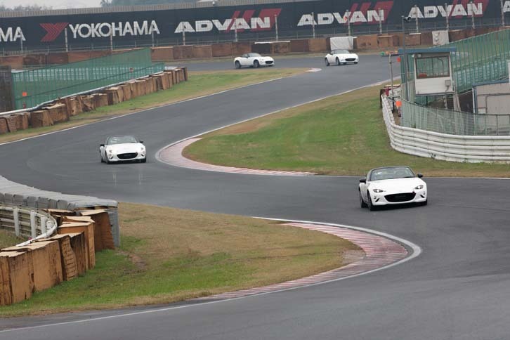 筑波サーキットのS字コーナー付近。駆け抜ける歓びを体感できるポイント。