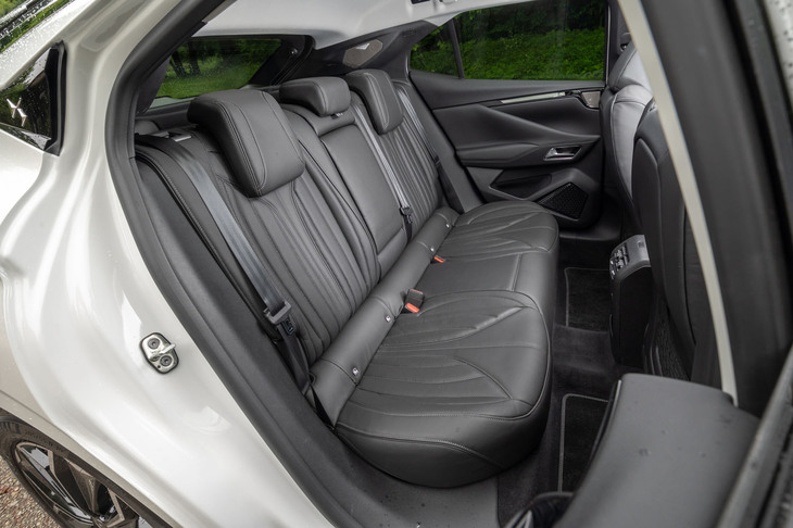 リアシートは6：4の分割可倒機構とアームレストスルー機構付き。総じて快適ではあったものの、ゴトゴトとした突き上げを感じたり、フワンフワンと過度に揺さぶられたりするシーンもあった。