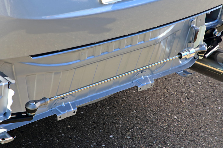 「レヴォーグ」のリアに装着された「フレキシブルドロースティフナー」。こうしたパーツは製品そのものだけでなく、取り付け時の調整などにもメーカーのノウハウが宿っている。