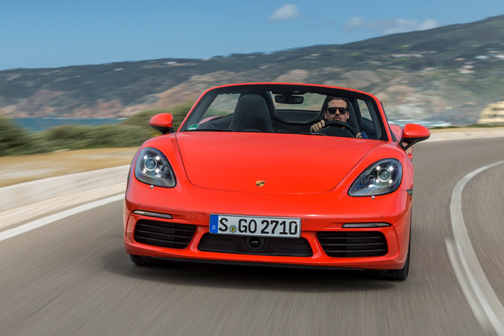 新しい意匠が取り入れられたフロントまわり。オプションで、4灯式のデイライトが組み込まれたLED式ヘッドランプが用意される。