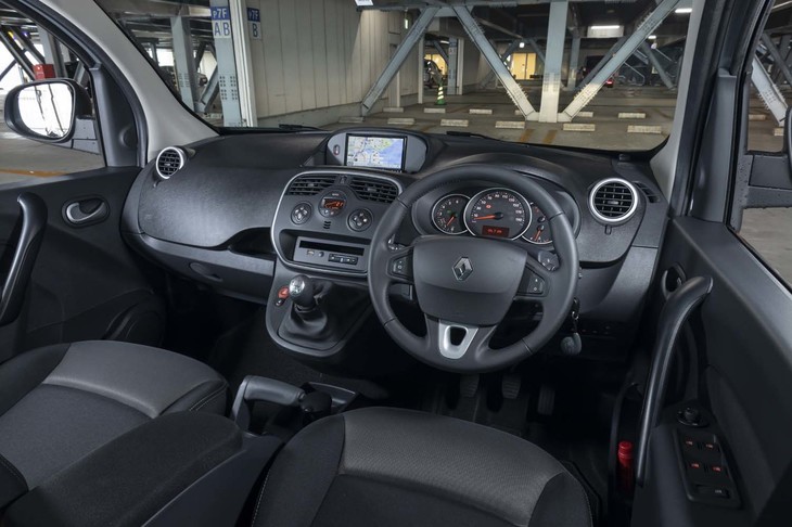 インテリアデザインはこれまでのカタログモデルと変わらない。ブラックのハードプラスチックで覆われたダッシュボードはまさに“働くクルマ”だ。