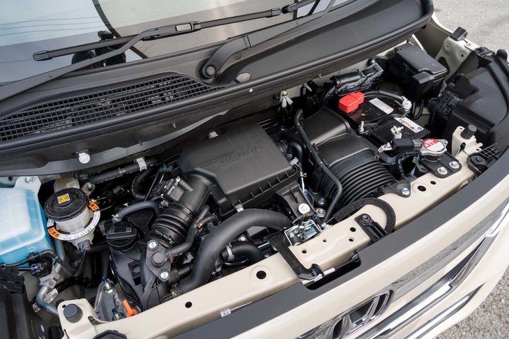 パワーユニットは最高出力64PSの0.66リッターターボエンジン「S07B」。燃料タンクの容量はFF車が27リッターで4WD車が25リッター。