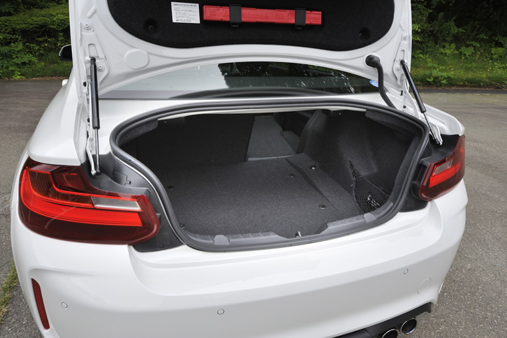 トランクルーム容量は390リッター。リアシートは6：4の分割可倒式。