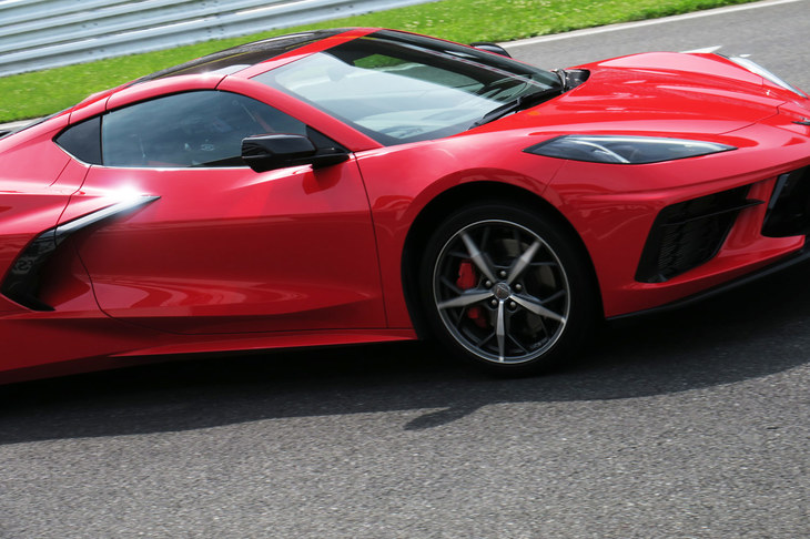 富士スピードウェイを走行する新型「シボレー・コルベット」。