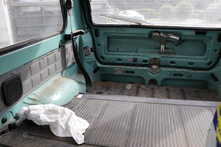 ラゲッジスペースの手前には、決して起こされることがない後席が。