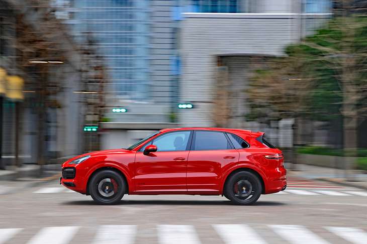 専用のシャシーチューンやドライブトレインも「GTS」の特徴。サスペンションは20mmローダウンされ、ほかのグレードではオプションとなる可変ダンパーやトルクベクタリング機構などが標準装備となる。