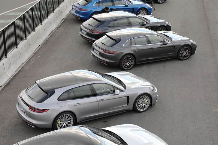 試乗会場に並んだ「パナメーラ スポーツツーリスモ」。今回はトップモデルの「ターボ」と、ハイブリッド車「4 E-ハイブリッド」に試乗した。