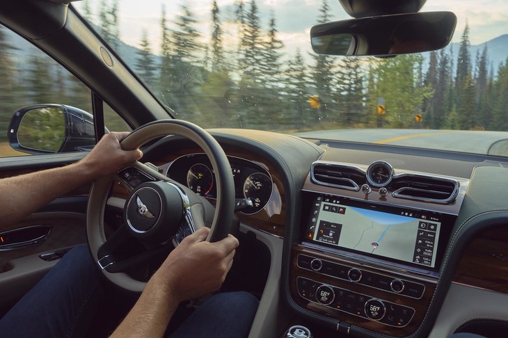 後席における快適性がハイライトの「ベンテイガEWB」だが、ドライビングプレジャーの点でも、標準ホイールベース版に劣るということはない。