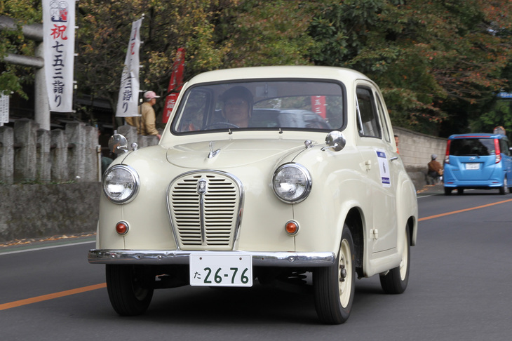1957年「オースチンA35」。「ミニ」の前にオースチンのボトムラインを支えていた2ドアセダン。948cc直4のBMC Aタイプユニットを搭載。