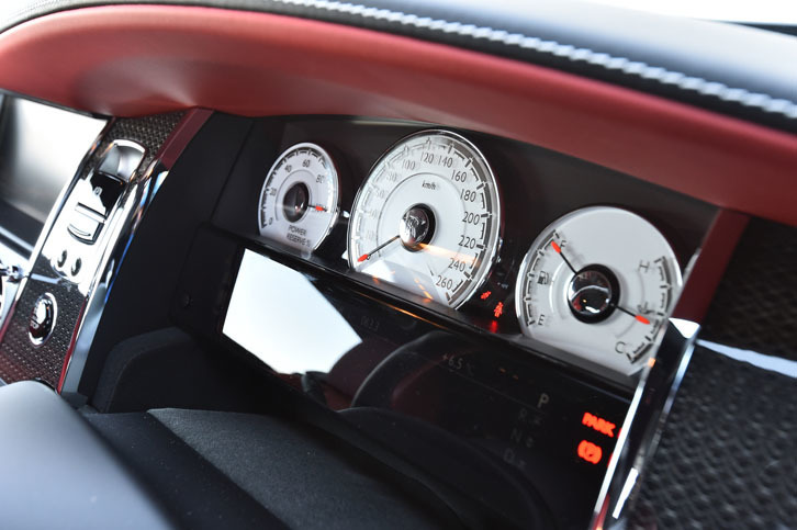 計器は、白地のアナログ表示。中央は速度計で、左にパワーメーター、右には燃料計が配される。