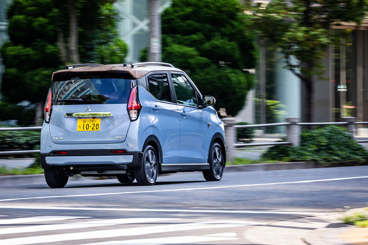 「eKクロスEV」のプラットフォームは、軽ハイトワゴン「日産デイズ」や「三菱eKクロス」の流用で、フロアトンネル形状に合わせてバッテリーパックを設計したという。サスペンションはフロントがストラット式、リアがトルクアーム式3リンクと呼ばれるリジッドアクスルとなる。