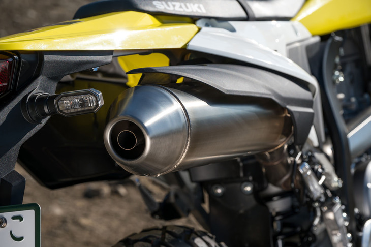 マフラーとエキゾーストパイプはいずれもステンレス製で、ライダーの足をやけどさせないよう二重管の構造となっている。ご覧のとおり、視覚的な質感も申し分ない。