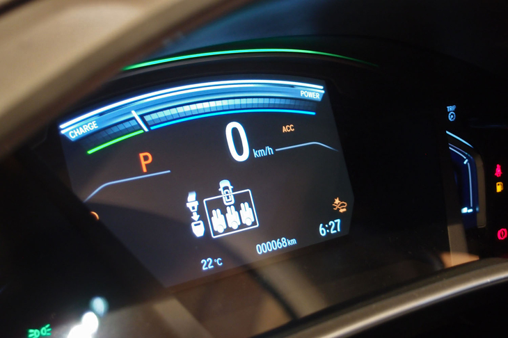 ホンダCR-V（ハイブリッド車のメーターパネル）