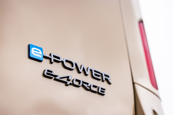 電動駆動4輪制御技術「e-4ORCE」は、前後2基の高出力モーターと左右のブレーキを統合制御し、4輪の駆動力を最適化するというもの。今回は防水シートが採用された「セレナe-4ORCEハイウェイスターV」に試乗した。車両本体価格は413万2700円。