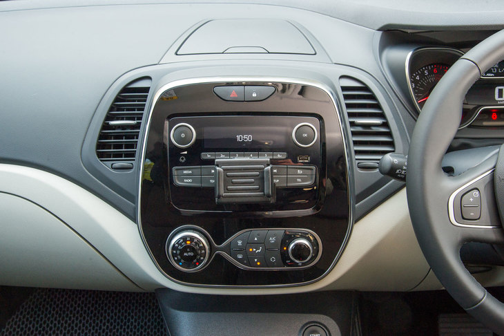 センタークラスターに搭載された「R＆GOラジオ」も、マイナーチェンジで追加された装備のひとつ。専用のアプリをスマートフォンにインストールすると、各インフォテインメント機能をスマートフォンで操作できるようになる。